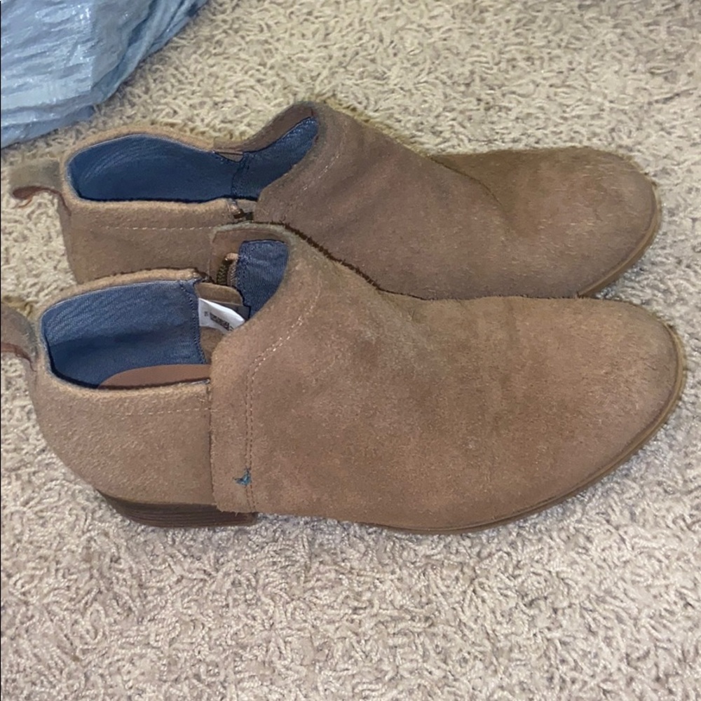 cute toms booties! size womens 6!
